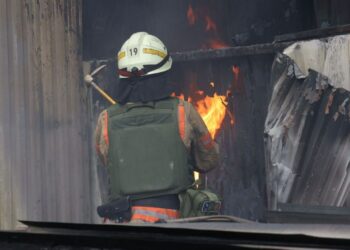 У Дніпрі приборкали дві масштабні пожежі, які виникли внаслідок ракетної атаки