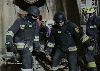 Третій загиблий: рятувальники деблокували тіло чоловіка у зруйнованому будинку у Дніпрі