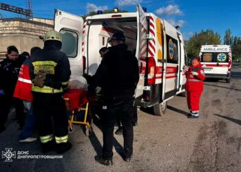 Серйозна ДТП у Дніпрі: трьох людей заблокувало у понівеченому авто