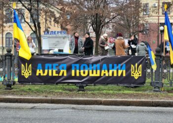 У Дніпрі зловили вандала, який   пошкодив банер та прапор на Алеї пошани: деталі