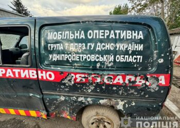 У Нікополі було обстріляно автомобілі поліцейських та рятувальників: деталі