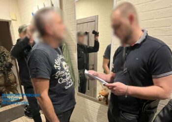Затримали “ділка”, який незаконно зайняв узбережжя Блакитного озера