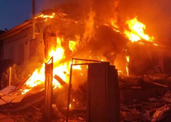 У Нікополі внаслідок удару дроном згорів будинок: ситуація в області на ранок