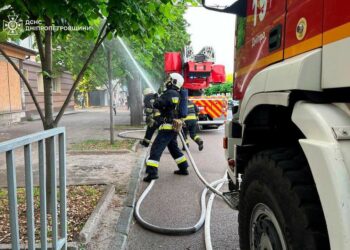 У Дніпрі на пожежі врятували чоловіка