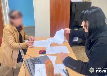 На Дніпропетровщині затримали   50-річну жінку, яка всадила ніж у груди своєму чоловіку