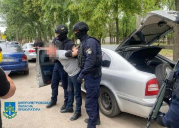 У Кривому Розі затримали банду, яка вимагала у підприємця неіснуючий борг у 3 тисячі доларів