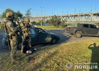 Розстріляв людей у гаражі: у Дніпрі затримали нападника зі зброєю (ВІДЕО 18+)