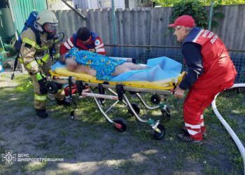 На Дніпропетровщині врятували літню жінку з палаючої оселі
