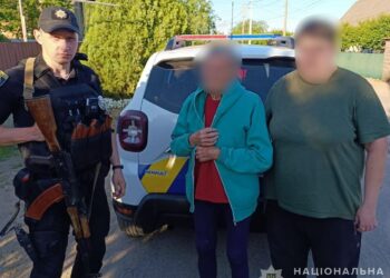 Хвилинка добра: у Нікополі поліцейські повернули додому бабусю, яка блукала містом