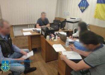 На Дніпропетровщині затримали посадовця, який вимагав хабар за оренду державного автокрана