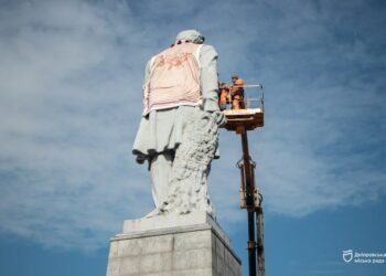 У Дніпрі сьогодні вбрали у святкову вишиванку велетня-Кобзаря