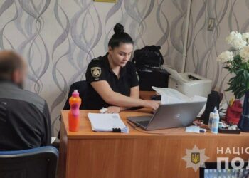 Штовхнув та пограбував: біля магазину у Дніпрі напали на дідуся
