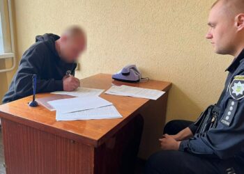 У Дніпрі чоловік побив та пограбував перехожого