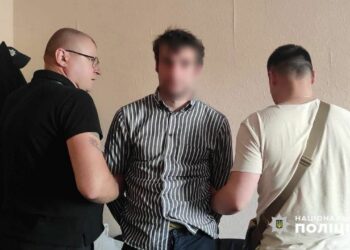 У Дніпрі затримали неадеквата, який лупцював жінок на центральному проспекті (ВІДЕО)