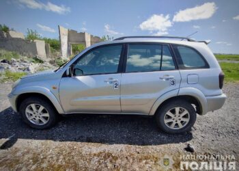 Знайшли у полі: у Дніпрі злодій викрав з гаража автівку, вибивши  стіну