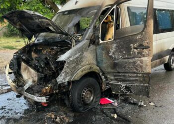Окупанти влучили у пасажирський автобус у Нікополі: є поранені
