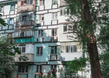 У Дніпрі загинула жінка, яка випала з п’ятого поверху: деталі
