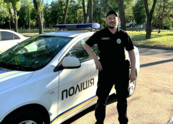 У Кривому Розі поліцейський самотужки затримав злодія, який пограбував дідуся посеред вулиці