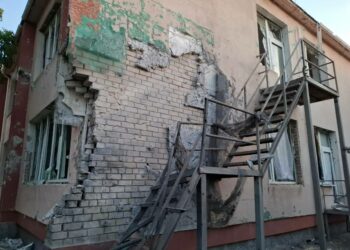 Пошкоджені ліцей, садочок, 5 багатоповерхівок та 2 авто: наслідки обстрілів Нікополя