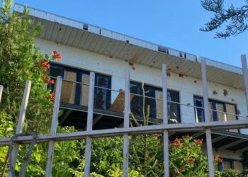 Пожежа та пошкоджені будинки: наслідки ворожих обстрілів Нікополя