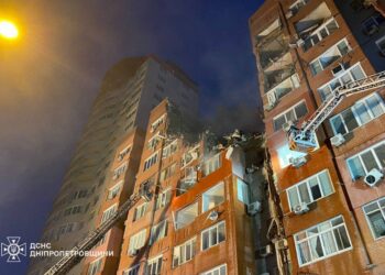 Ліквідовано пожежу у зруйнованій ракетою багатоповерхівці: під завалами виявлені рештки однієї людини
