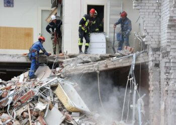 У Дніпрі на звʼязок вийшли двоє мешканців розбитої ракетою багатоповерхівки