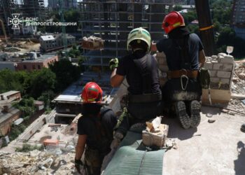 Третій день пошуків: останні новини від ДСНС щодо рятувальної операцій на місці ракетної атаки (ВІДЕО)