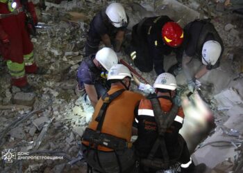 Рятувальники Дніпра показали моторошні кадри з деблокування тіла жінки з-під завалів (ФОТО 18+)
