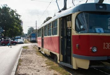 У Дніпрі знову призупинять рух трамваї №5 через роботи на місці ракетної атаки