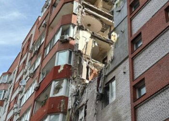 У потрощеній ракетою багатоповерхівці добігають кінця роботи з розбору завалів