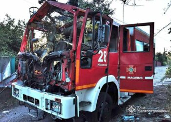 У Нікополі рятувальники потрапили під повторний обстріл, коли ліквідували пожежу після атаки