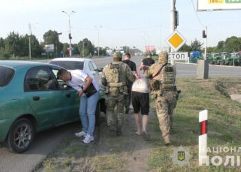 У Дніпрі затримали шахраїв, які викрадали гроші з банківських рахунків загиблих воїнів ЗСУ
