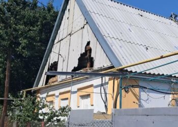 Пошкоджені 10 приватних будинків та підприємство: наслідки ворожих обстрілів в області