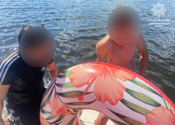 У Дніпрі водний патруль врятував двох молодиків, яких відносило течією на надувному крузі