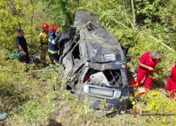 На Нікопольщині рятувальники деблокували з авто двох травмованих жінок та дівчину