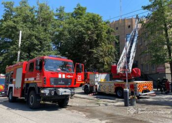 Рятувалися на даху: у Дніпрі на пожежі врятували двох жінок