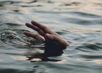 На Монастирському острові відпочивальники самотужки витягли з води потопельника (ВІДЕО 18+)