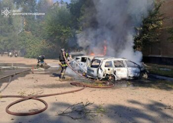 Пожежа внаслідок обстрілу у Нікополі: згоріло кілька авто