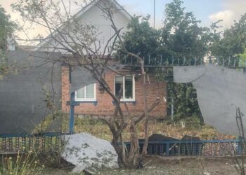 У Нікополі пошкоджена приватна оселя, зачепило інфраструктуру міста: наслідки ворожих обстрілів