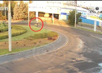 Моторошна ДТП з мотоциклом у Дніпрі: двоколісний розірвало на запчастини (ВІДЕО)