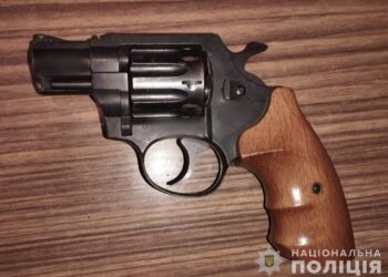 У Новомосковську чоловік стріляв в охоронця автостоянки з «Флобера»