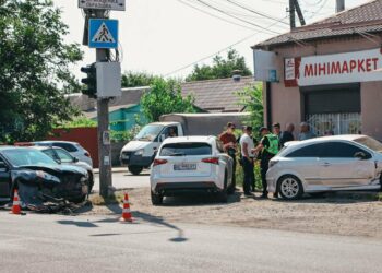Opel влетів в магазин у Дніпрі: є постраждалі