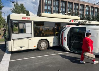 У Кривому Розі внаслідок ДТП перекинулася швидка, яка мчала до лікарні з тяжким пацієнтом