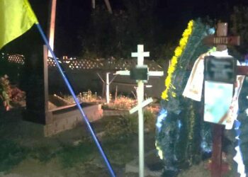 У Синельниківському районі затримали двох підлітків за наругу над могилою військового