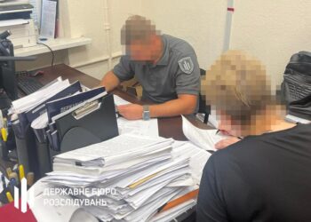 На Дніпропетровщині посадовиця  фіктивно відправляла чоловіків на фронт