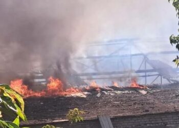 Кілька пожеж та руйнування: наслідки ворожих обстрілів Нікопольщини