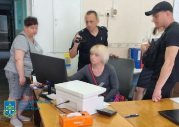 На Дніпропетровщині засудили до 7 років бухгалтера ліцею, яка заволоділа понад 1 млн гривень з бюджету