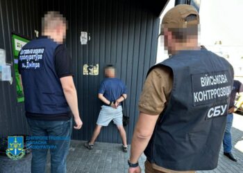 На Дніпропетровщині затримали “рекетира”, який вимагав у військового 6 тисяч доларів
