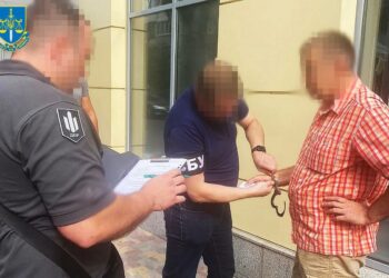 У Дніпрі затримали адвоката, який робив чоловіків “непридатними” до служби