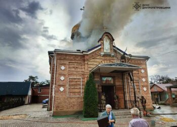 У Нікополі ворог вдарив по храму: сталася пожежа